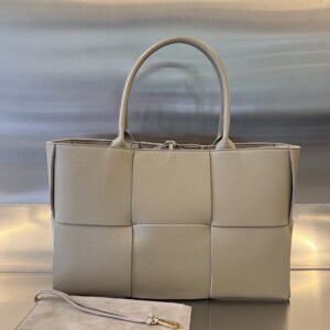 보테가 (징) 아르코 토트 베이지 소가죽 609175