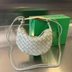 보테가 (징) 미니 샤르딘 블루 금속 손잡이 양가죽 반달백 744267