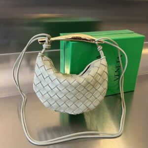 보테가 (징) 미니 샤르딘 블루 금속 손잡이 양가죽 반달백 744267