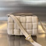 보테가 (징) 카세트 양가죽 크로스백 베이지 70094