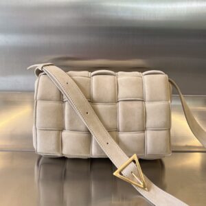 보테가 (징) 카세트 양가죽 크로스백 베이지 70094