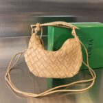 보테가 (징) 미니 샤르딘 블루 금속 손잡이 양가죽 반달백 744267