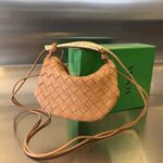 보테가 (징) 미니 샤르딘 블루 미니백 금속 손잡이 양가죽 744267