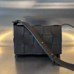 보테가 (징) 카세트 매트릭스 숄더백 블랙