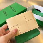 보테가 (징) 대형 체크 카드 지갑 아이보리 649597