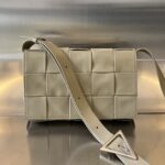 보테가 (징) 카세트 삼각扣 오일 왁스 소가죽 백 베이지 667298