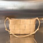 보테가 (징) BV 2023 카세트 미니백 베이지 730543