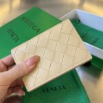 보테가 (징) 명함지갑 고급스러운 수입 소가죽 아이보리 605720