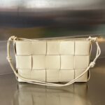 보테가 (징) BV 2023 Cassette 미니 크로스백 아이보리 730543