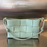 보테가 (징) BV 2023 카세트 미니백 민트 인트레치오 소가죽 730543