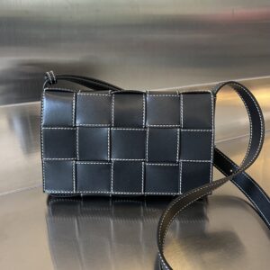 보테가 (징) 카세트 미니 블랙 화이트 스티치 소가죽 백 758105