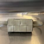 보테가 (징) 더 벨트 카세트 크로스백 아이보리 651053