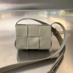 보테가 (징) 미니 카세트 백 아이보리 667048