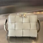 보테가 (징) 남성 카메라백 미니멀 베이지 730027