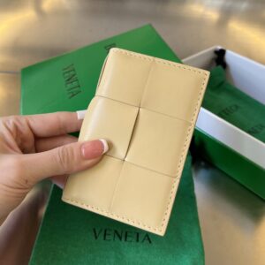 보테가 (징) 대형 체크 카드 지갑 소가죽 아이보리 649602