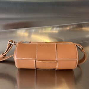 보테가 (징) 원통형 백 아이보리 741561