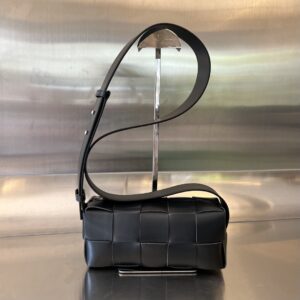 보테가 (징) 브릭 카세트 블랙 양가죽 숄더백 729251