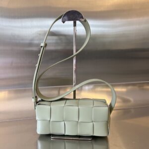 보테가 (징) 브릭 카세트 미디움 그린 양가죽 729251