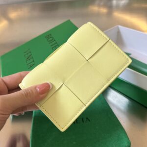 보테가 (징) 대형 편직 명함 지갑 소가죽 연두 651396