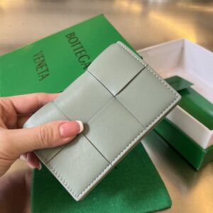 보테가 (징) 대형 편직 명함 지갑 소가죽 그린 679849