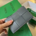 보테가 (징) 대형 편직 명함 지갑 소가죽 그레이 651396