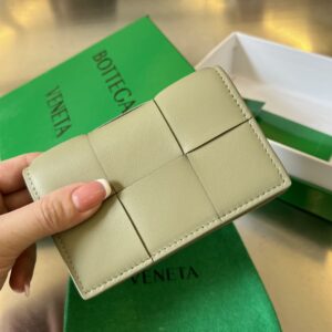 보테가 (징) 대형 편직 명함 지갑 소가죽 연두 651396