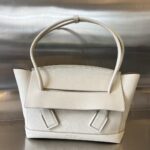 보테가 (징) 아르코 48 라이트 베이지 손잡이 가방 70014