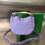 보테가 (징) 미니 샤르딘 블루 금속 손잡이 반달형 양가죽 백 744267