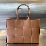 보테가 (징) 아르코 토트 중형 브라운 소가죽 756682