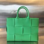 보테가 (징) 아르코 토트 중형 인트레치오 가죽 토트백 그린 729244