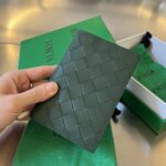 보테가 베네타 (징) 클래식 패스포트 홀더 그린 607482