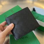 보테가 (징) 중간 너비 편직 반지갑 블랙 605721