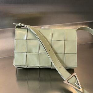 보테가 (징) 카세트 삼각扣 오일 왁스 소가죽 숄더백 베이지 667298