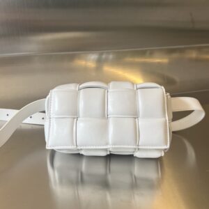 보테가 (징) 미니 카세트 화이트 양가죽 백 710075