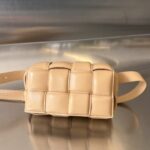 보테가 (징) 미니 카세트 크림 소가죽 백 710075