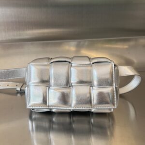 보테가 (징) 미니 카세트 실버 양가죽 백 710075
