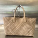 보테가 (징) 카바트 미디움 베이지 양가죽 쇼핑백 608811