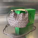 보테가 (징) 미니 샤르딘 블루 금속 손잡이 양가죽 반달백 744267