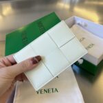 보테가 (징) 대형 체크 카드 지갑 소가죽 아이보리 649597