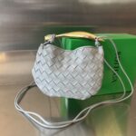 보테가 (징) 미니 샤르딘 블루 금속 손잡이 양가죽 반달백 744267