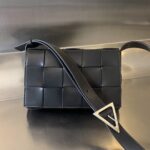 보테가 (징) 카세트 미디움 블랙 실버 하드웨어 708768