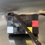 보테가 (징) 카세트 미니 크로스백 멀티컬러 667298