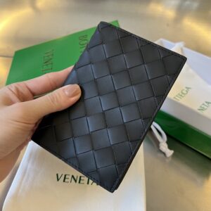 보테가베네타 (징) 클래식 패스포트 홀더 블랙 607482