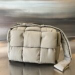 보테가 (징) 니트 나일론 대형 백 베이지 743623