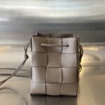 보테가 (징) 대형 양가죽 버킷백 베이지 680218