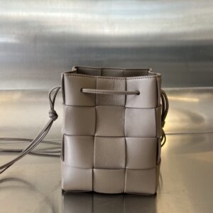 보테가 (징) 대형 양가죽 버킷백 베이지 680218