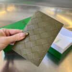 보테가 (징) 클래식 패스포트 홀더 카키 607482