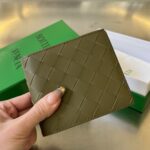 보테가 (징) 중간 너비 편직 단지갑 올리브 605721