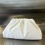 보테가 (징) 클라우드 백 크로커다일 화이트 576227