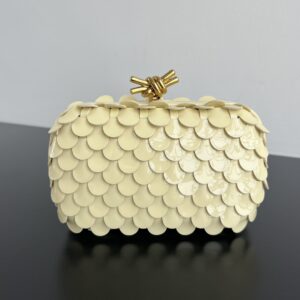 보테가 (징) 꽃잎 클러치 아이보리 양가죽 795095